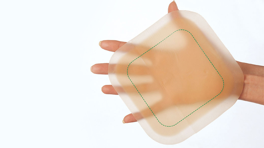 ruka držiaca obväz na ranu