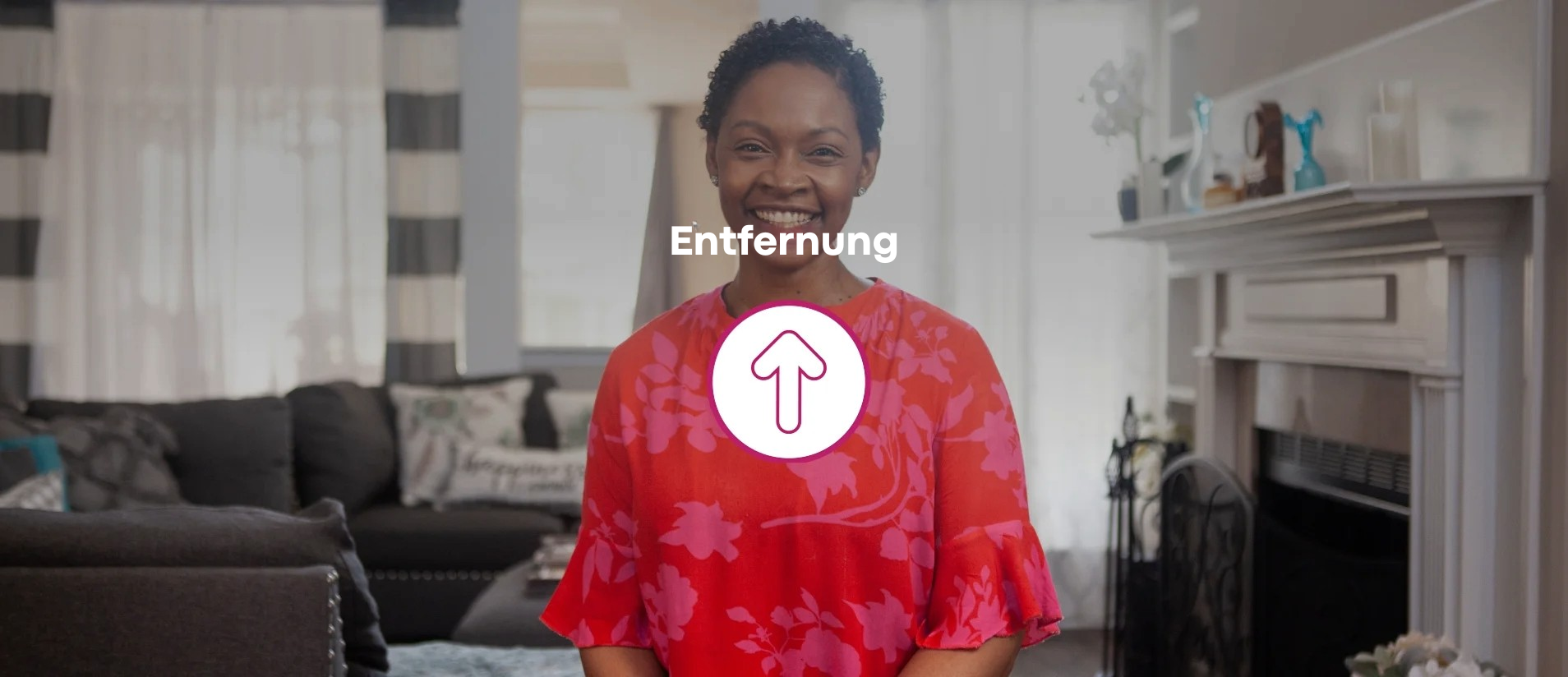 Lächelnde Frau wirbt für einfaches und schmerzfreies Entfernen der Stomaversorgung.