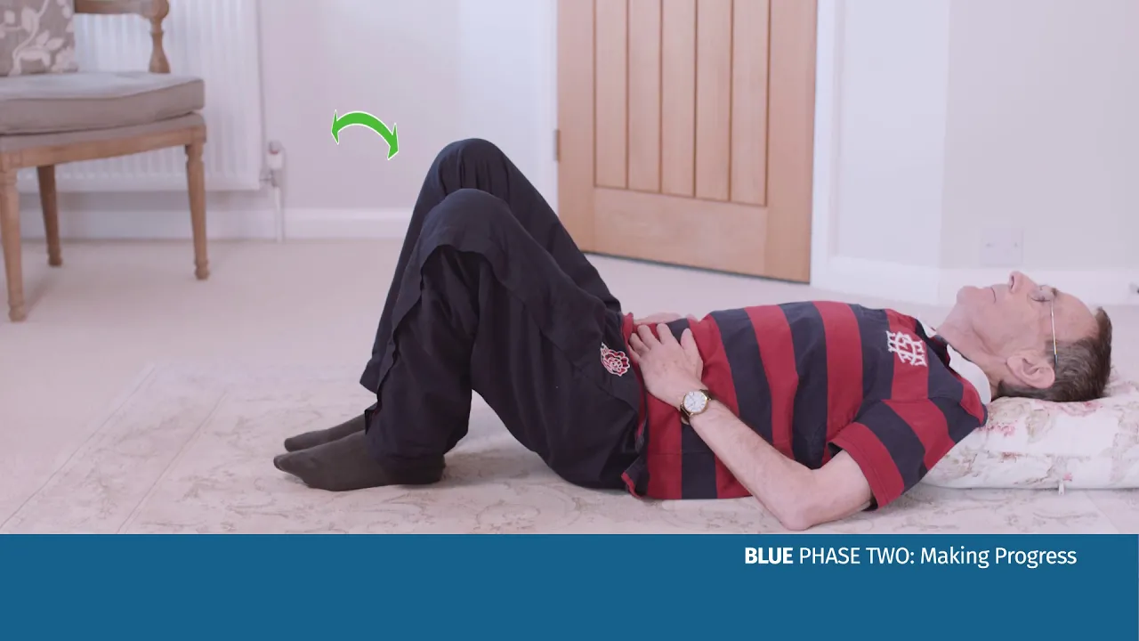 en person, der laver en øvelse på gulvet