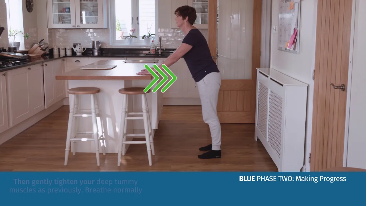 en person, der står i et køkken