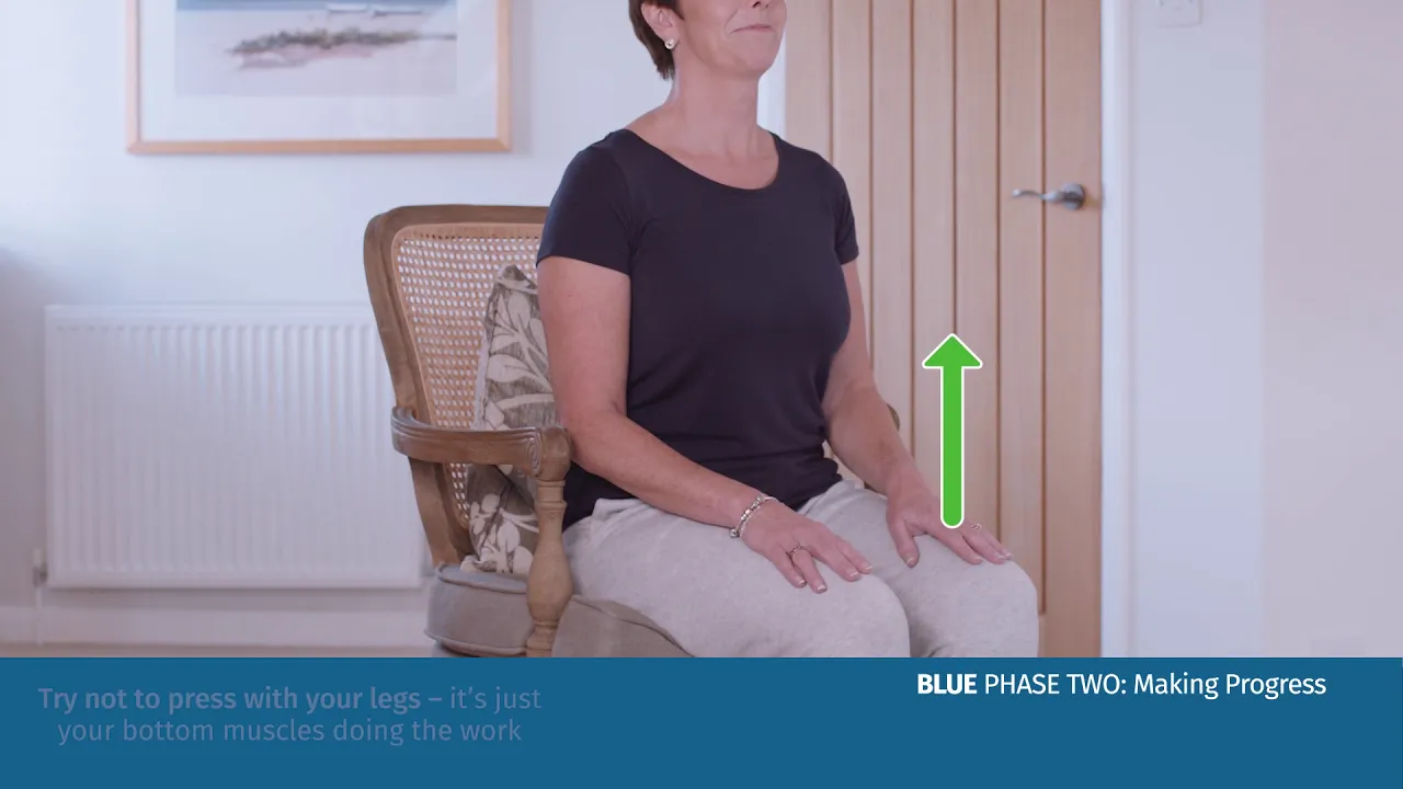 en person, der sidder på en stol