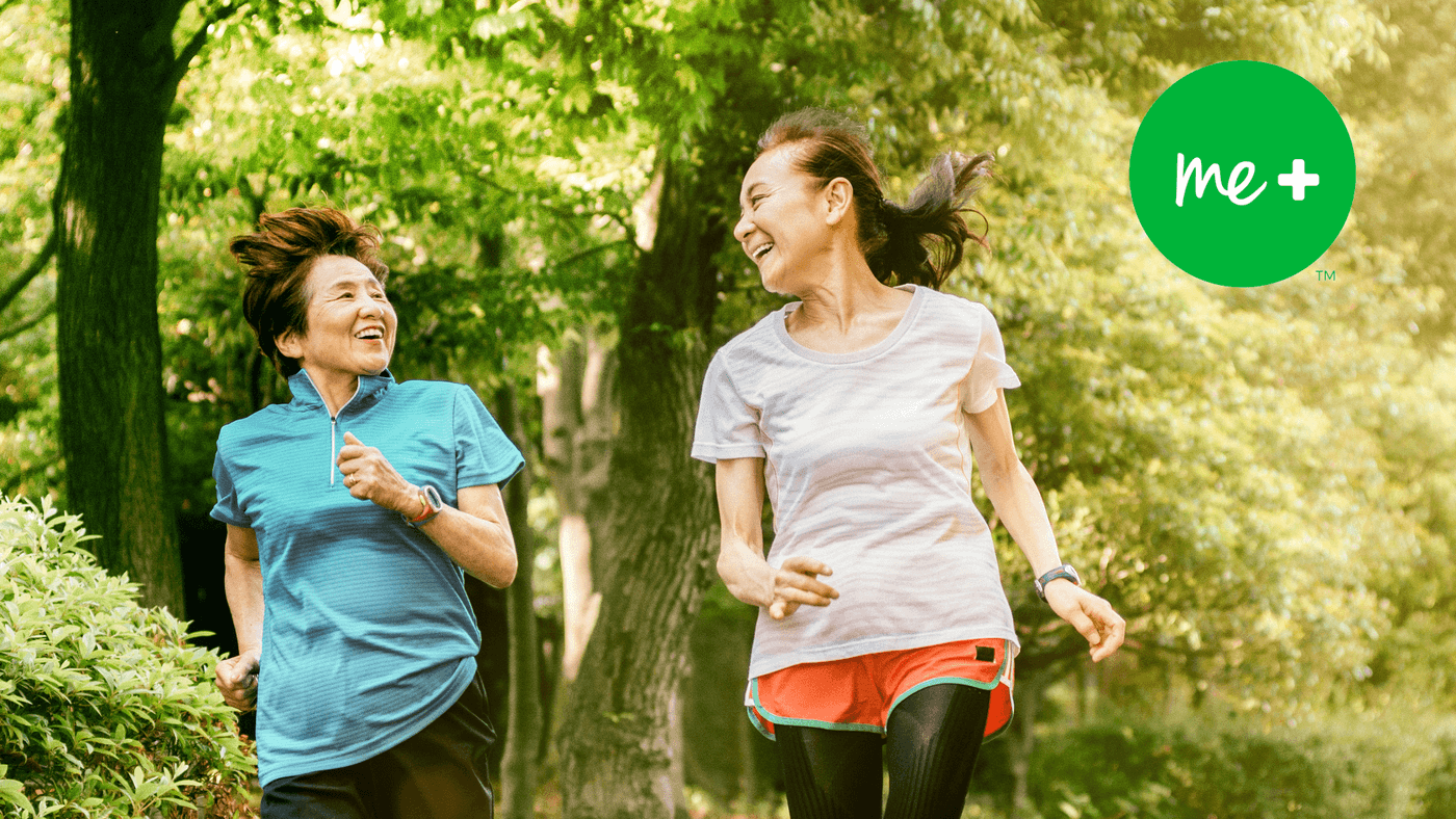 duas mulheres correndo na floresta