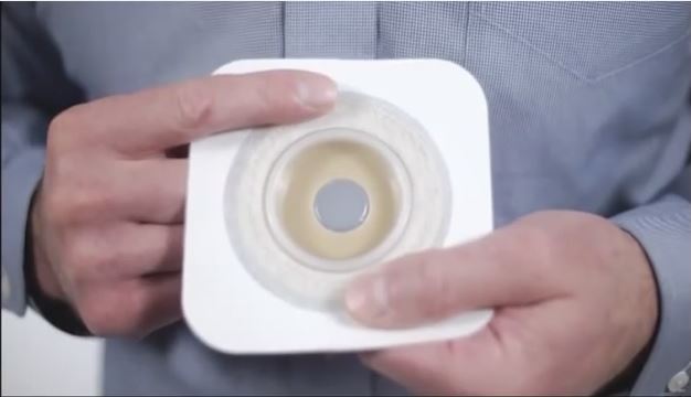 une personne tenant une tasse blanche ;