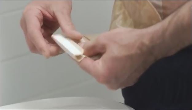 une personne tenant un objet blanc