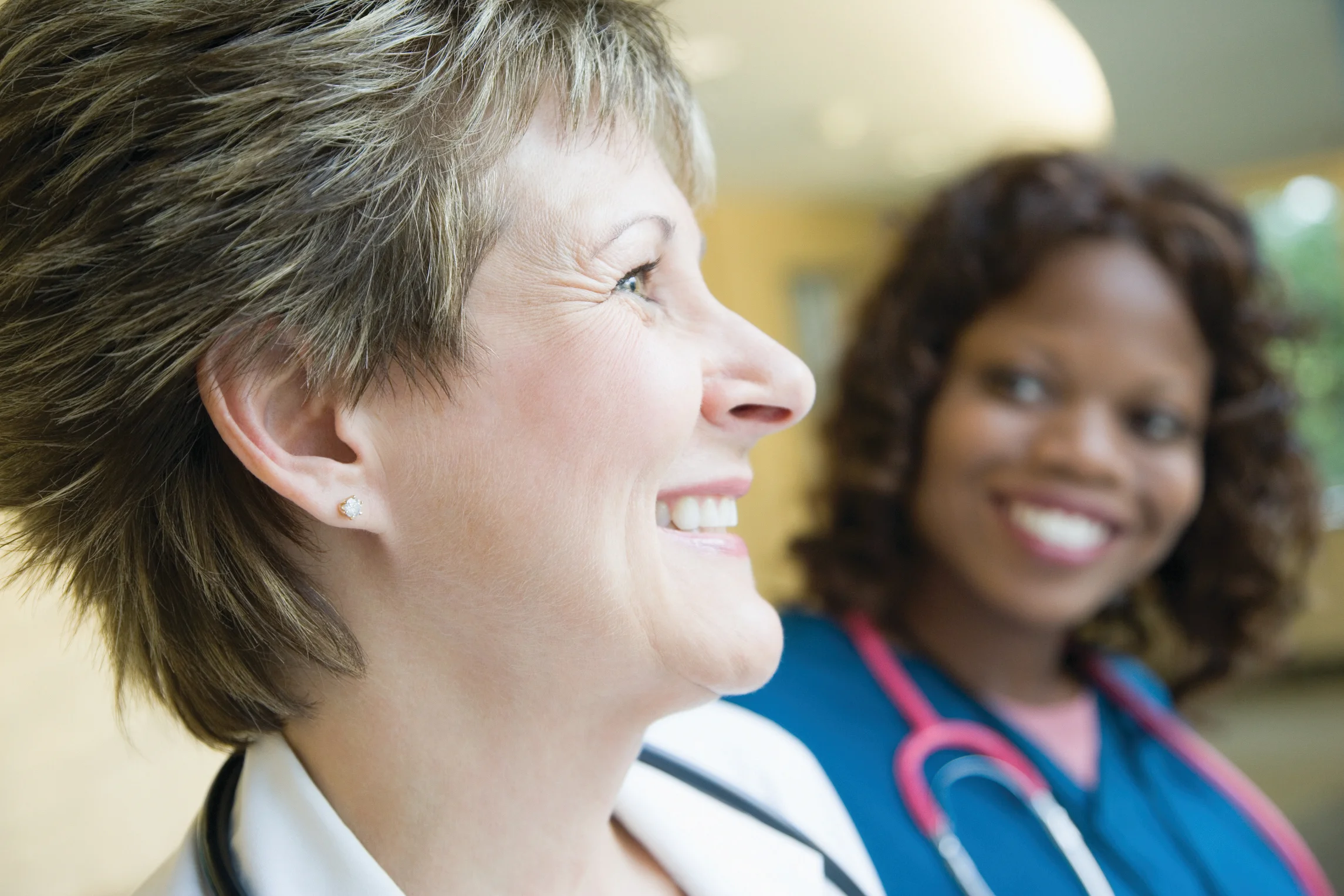 una persona sonriendo junto a otra mujer