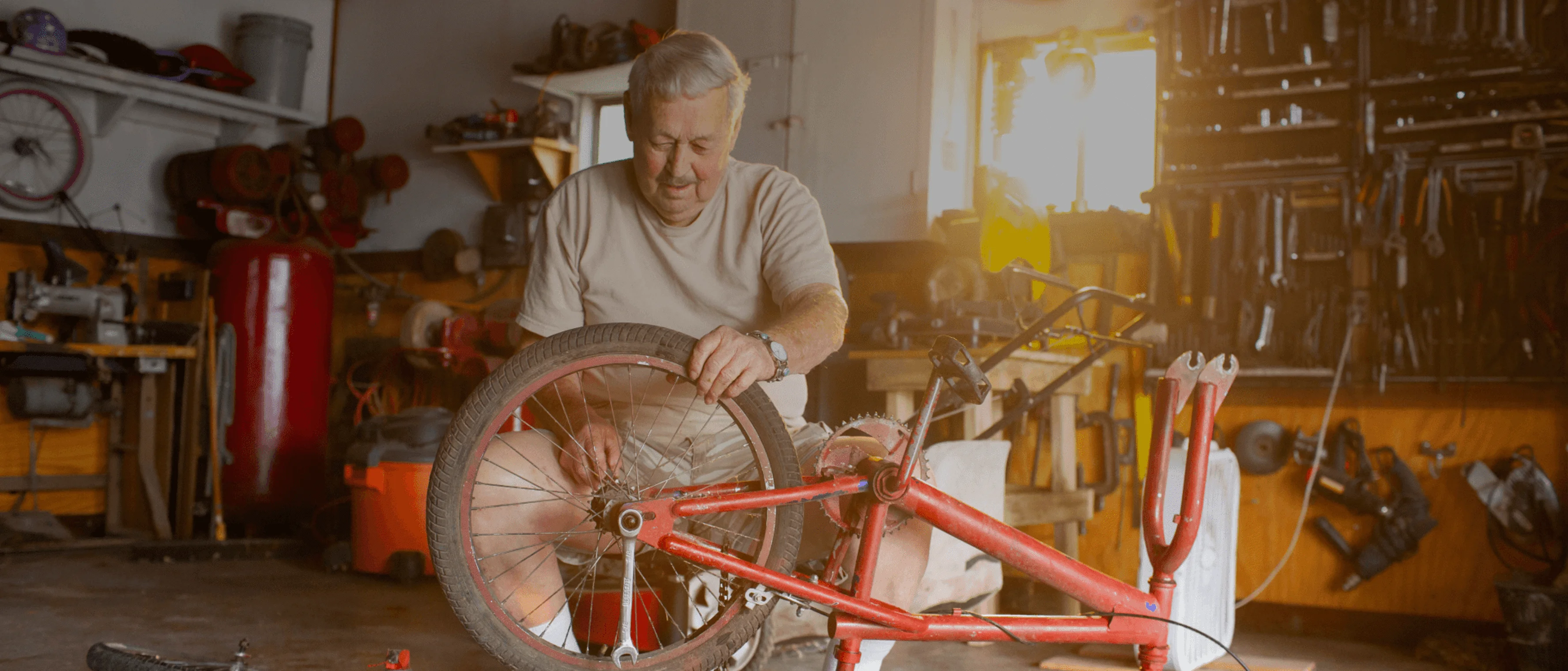 ένα άτομο που εργάζεται σε ένα ποδήλατο