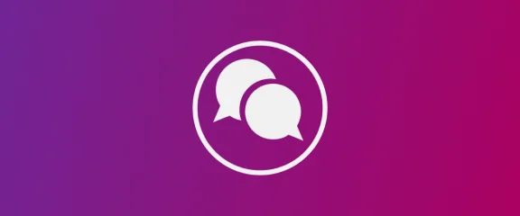 Dos iconos de chat en un círculo sobre un fondo morado.