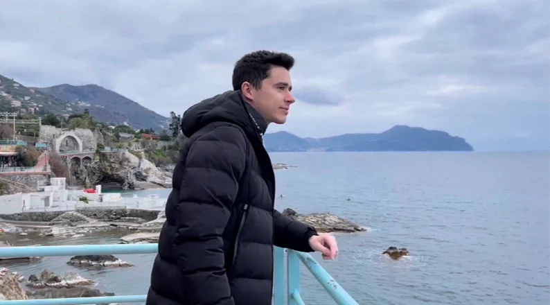 un uomo in piedi su una barca