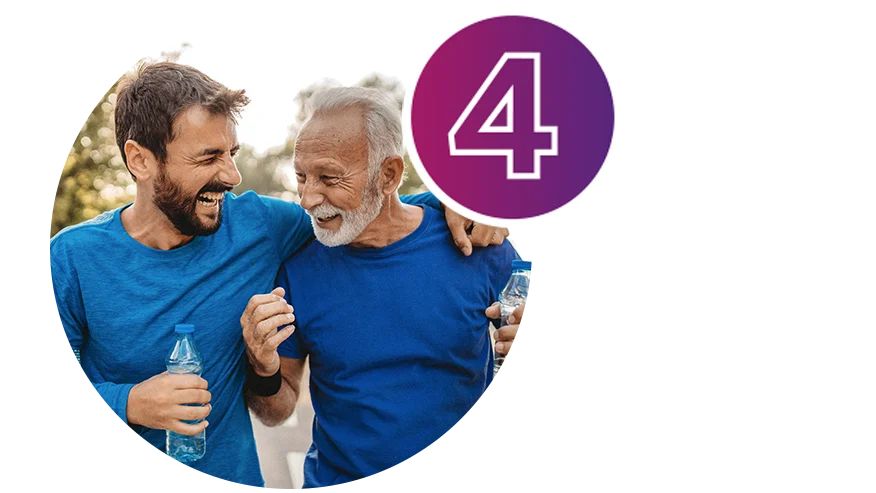 un paio di uomini che tengono bottiglie d'acqua