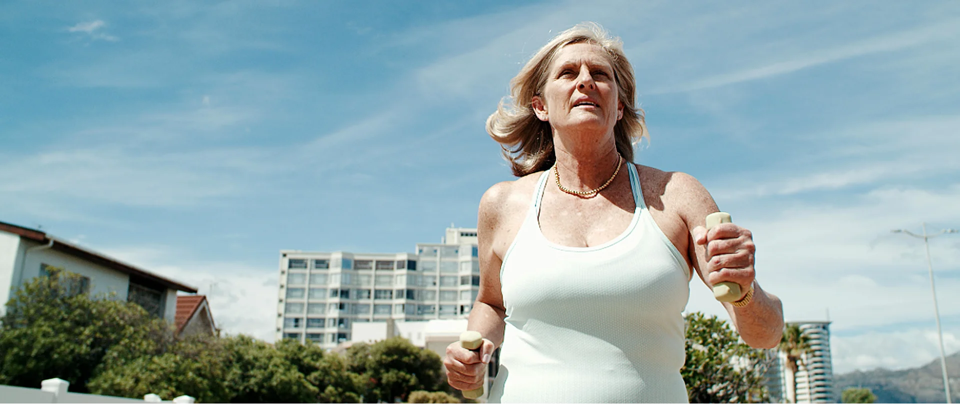 Eine Frau macht begeistert Sport