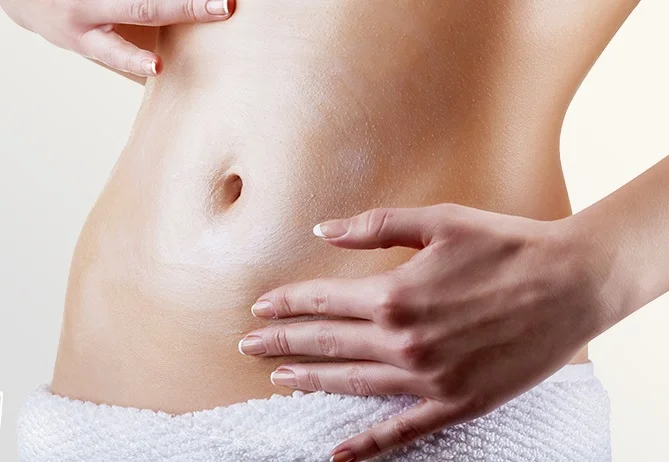 le ventre d’une femme avec une main sur la poitrine