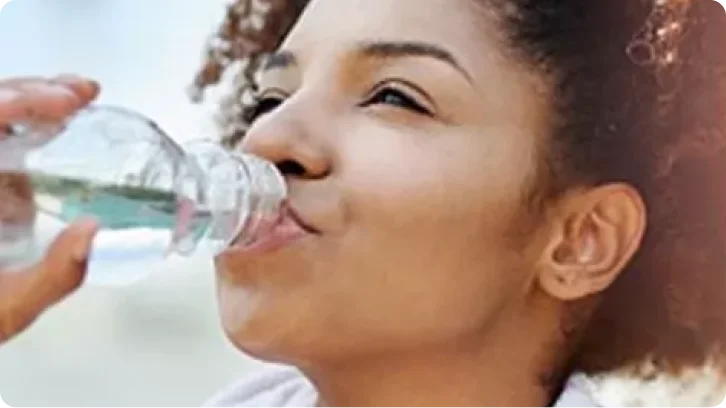 Şişeden içen bir çocuk