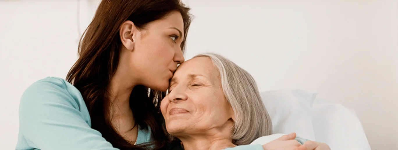 Dvě ženy se objímají