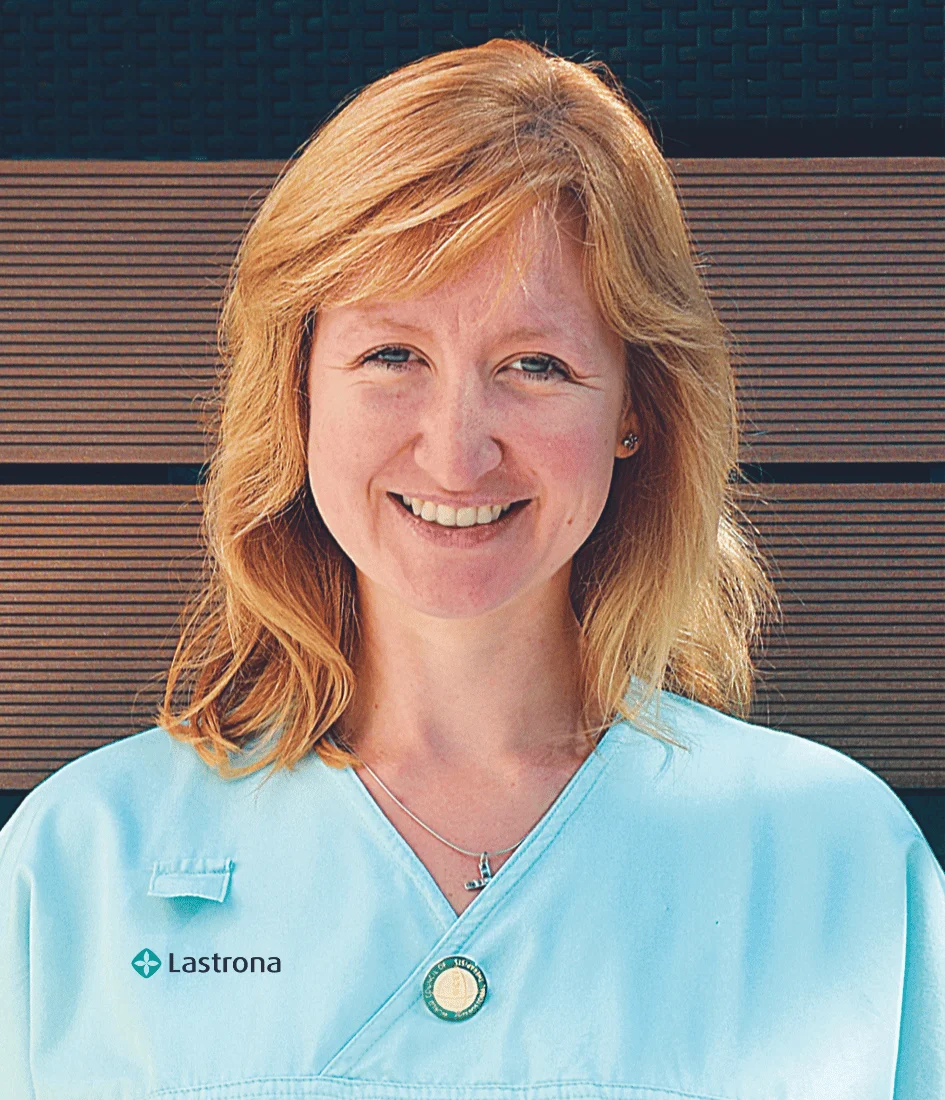 Žena usmívající se do kamery