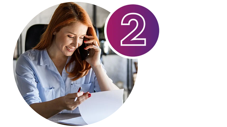 una donna che tiene una penna e un foglio