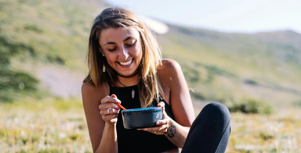 uma mulher sentada em uma colina