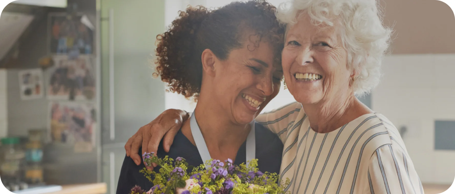 « Deux femmes se sourient, ce qui reflète l’importance des soins compatissants dans la santé de la peau péristomiale. »