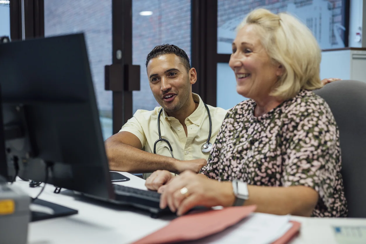 Un homme et une femme regardant un écran d’ordinateur