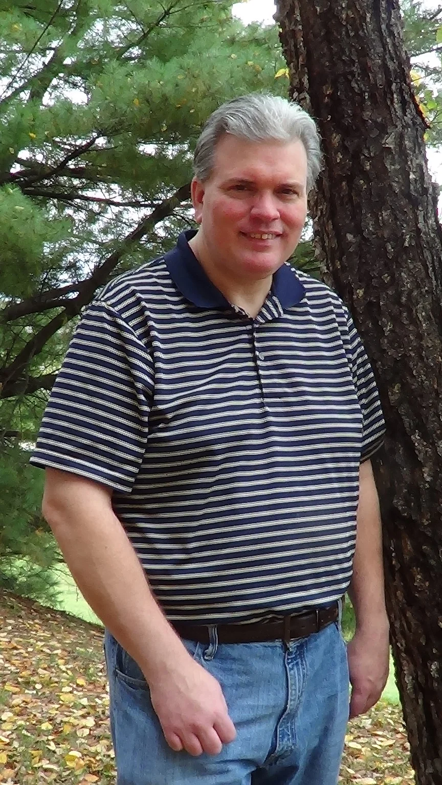 osoba stojaca vedľa stromu