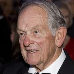 Un homme aux cheveux gris