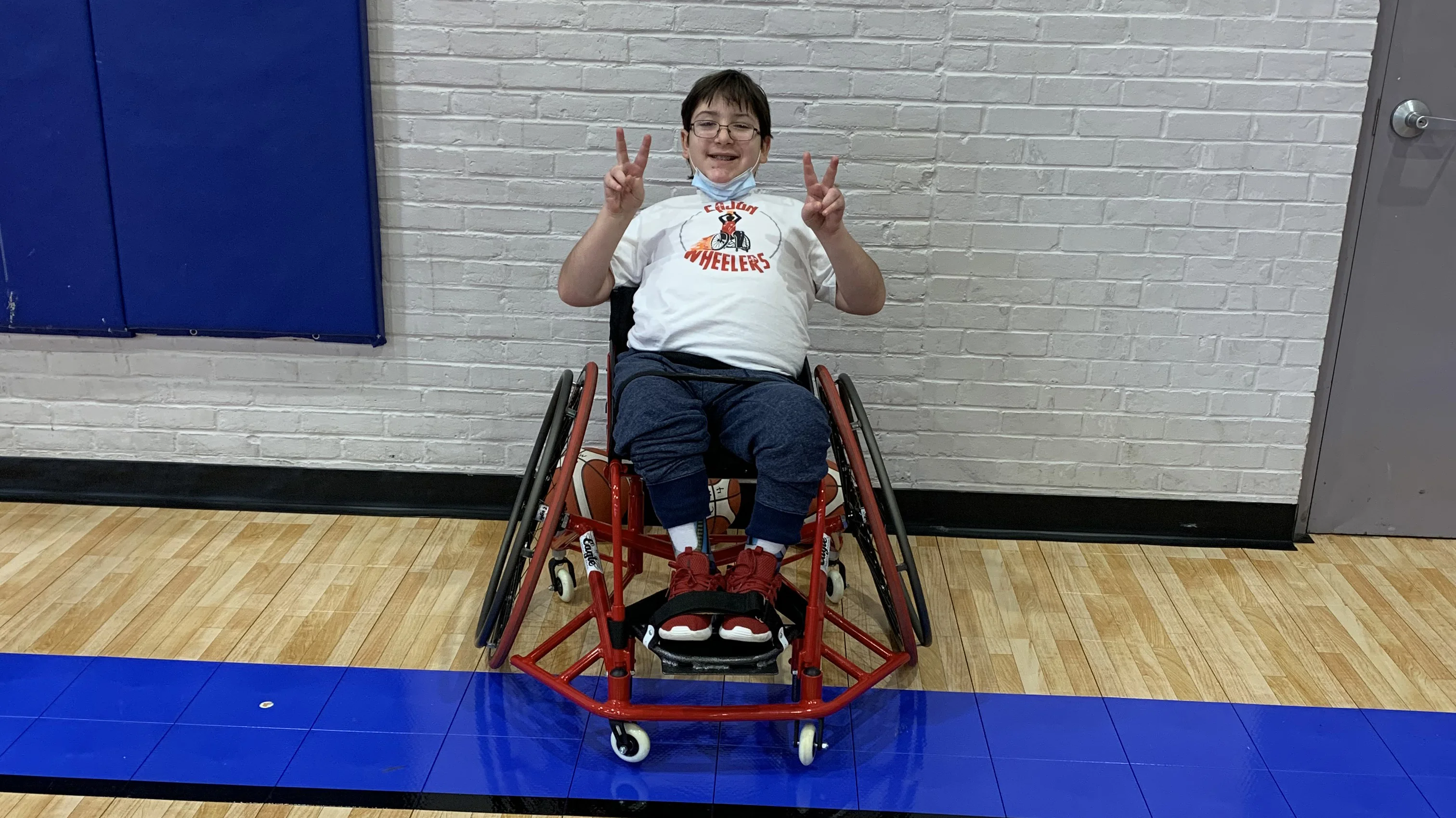 un chico sentado en una silla