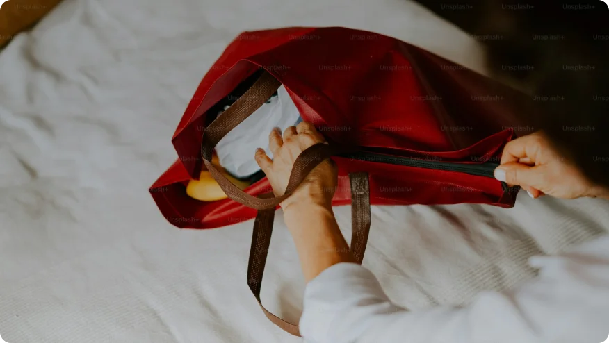 osoba v červenom odeve a čiernych podpätkoch