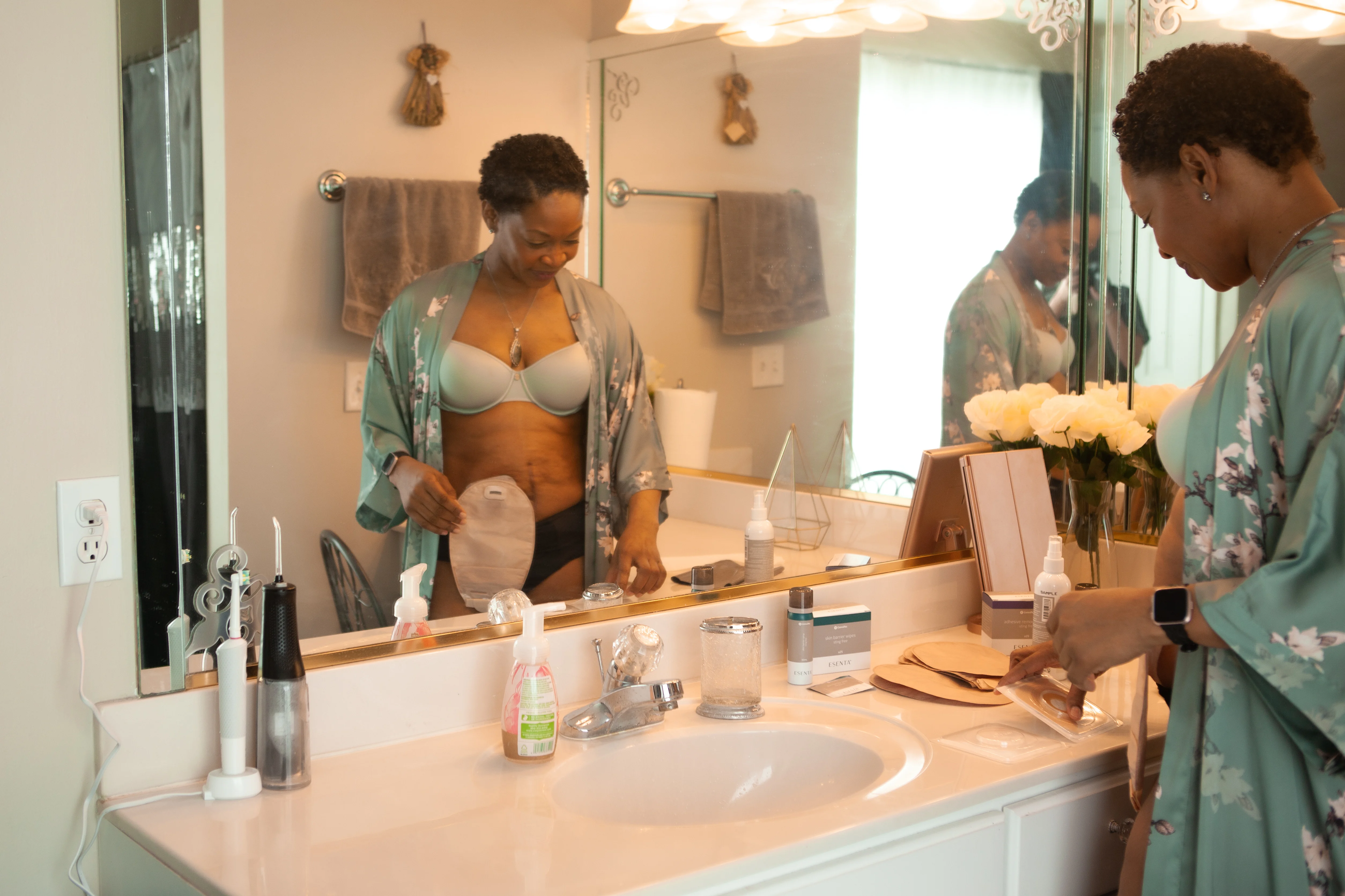 Avanneleikattu nainen seisomassa kylpyhuoneessa