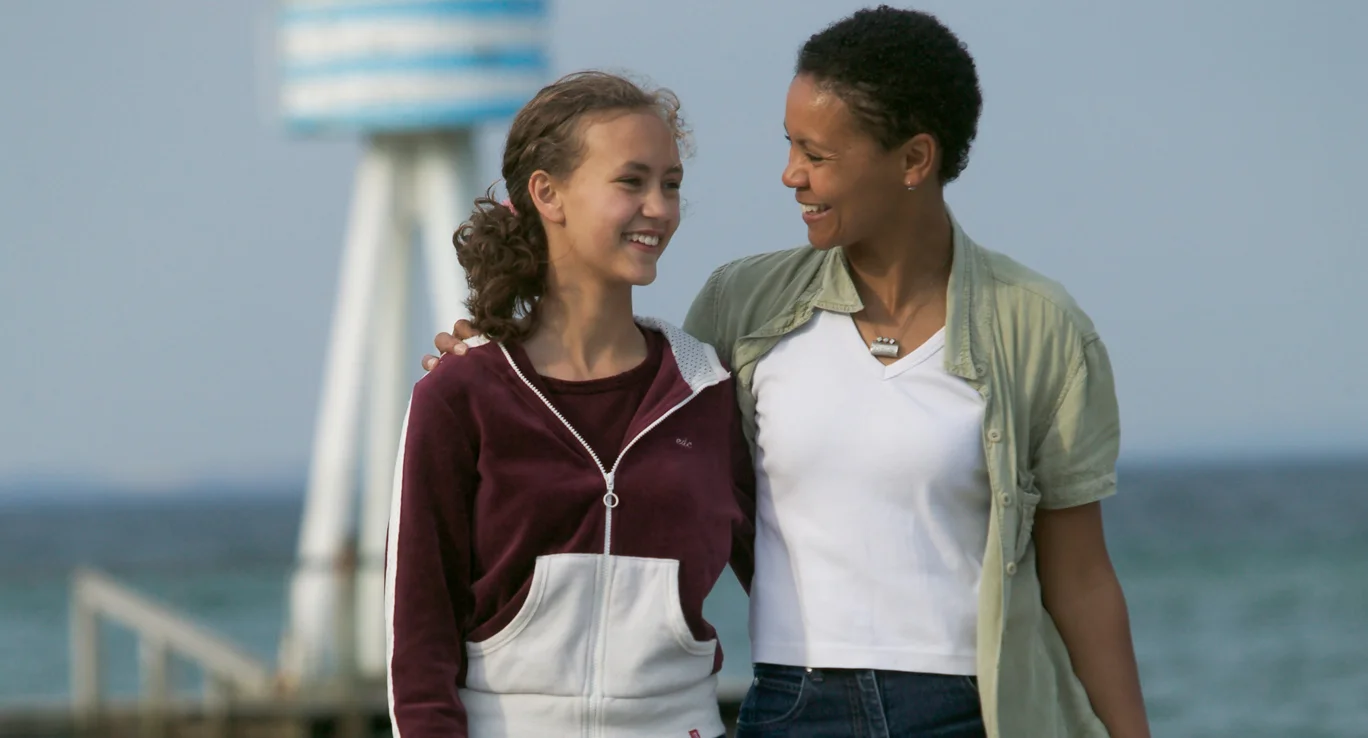 Ein Mann und eine Frau lächeln